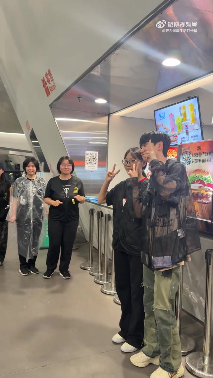 谈球吧体育官网入口这就是大主播！糖小幽分享：笑死 王心凌演唱会结束变成doinb粉丝见面会
