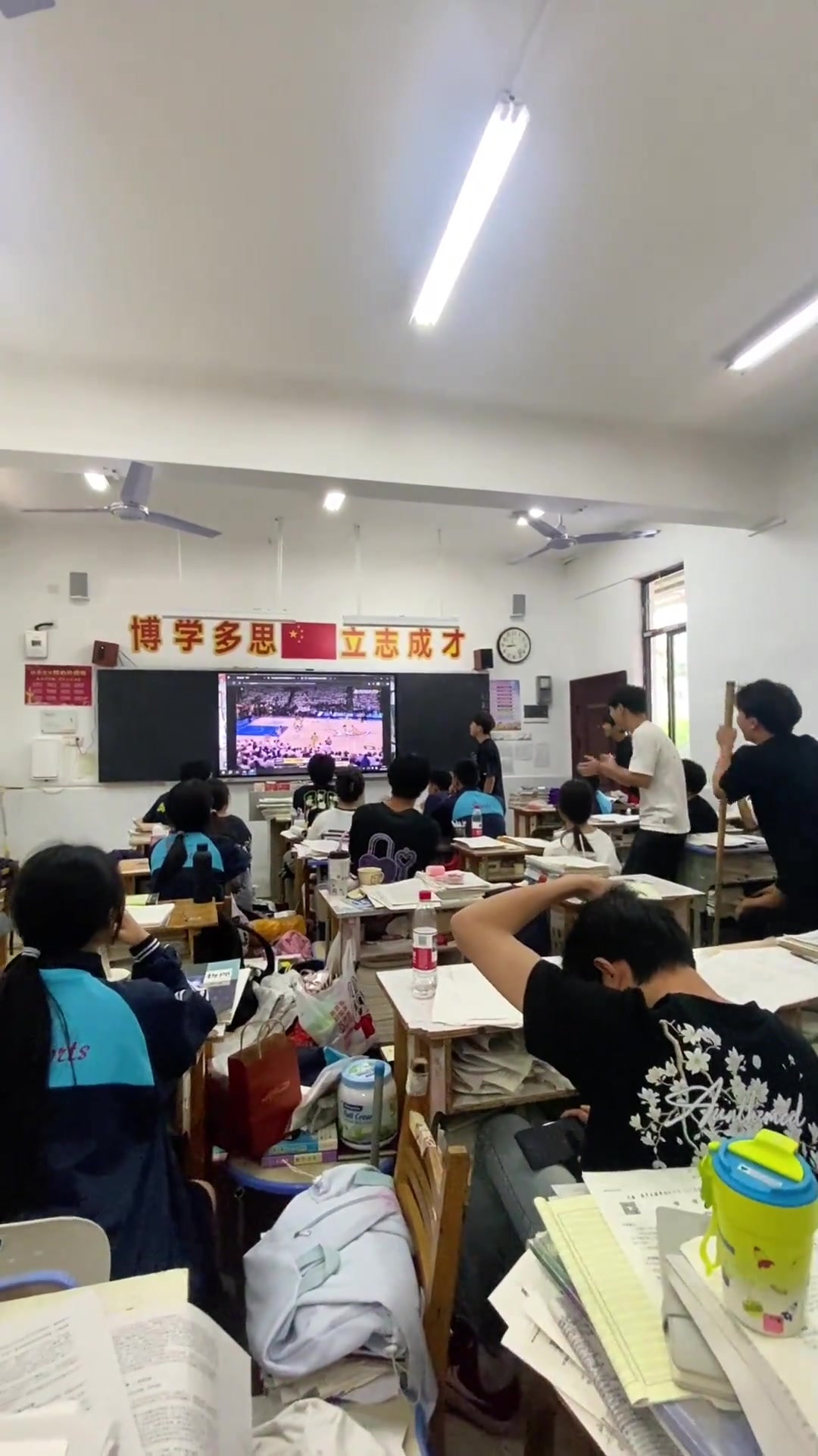 谈球吧体育官网入口完美的句号！😍高三学子跳上课桌庆祝绝杀 哈利惊现评论区