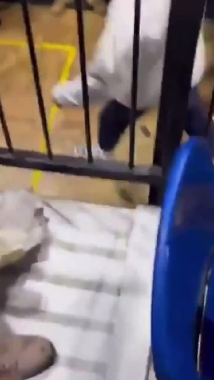 谈球吧狠抓下体🤬！考辛斯遭球迷狂泼饮料🌧暴走被五名保安死死摁住